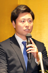 中日ドラゴンズとの仮契約を終え記者の質問に答える牧野憲伸＝新潟市内のホテル（大賀章好撮影）