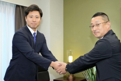 中日ドラゴンズとの仮契約を前に堀中スカウト部長と握手を交わす牧野憲伸（左）＝新潟市内のホテル（大賀章好撮影）