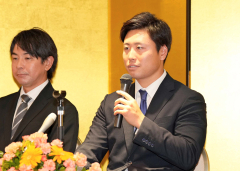中日ドラゴンズとの仮契約を終え記者の質問に答える牧野憲伸（右）。左はオイシックスの武田監督＝新潟市内のホテル（大賀章好撮影）