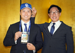 中日ドラゴンズとの仮契約を終え八木スカウトと笑顔を見せる牧野憲伸（左）＝新潟市内のホテル（大賀章好撮影）