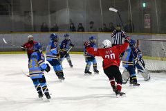 先制点を決め、両手を挙げて喜ぶ幕別浦幌の加藤蓮（赤いユニフォーム）