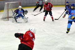 幕別浦幌のシュートを何度も防いだ大空のＧＫ菅野新菜（緑丘６年、左の青いユニフォーム）