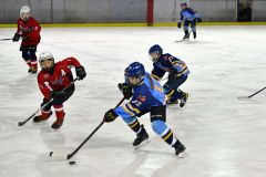 相手陣地へ攻め入る大空のＦＷ朴旦雨（青いユニフォーム）