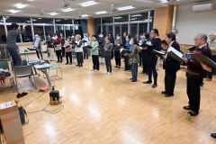 本番前の最後の練習でハーモニーやリズムなどを細かく調整した