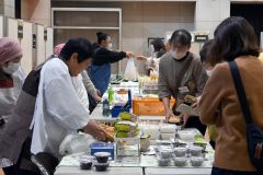 地元産品などが並び盛況だったバザー