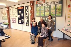 ぬくもりあふれる絵手紙を展示している会場。前列左が大海さん、後列右は佐藤さん