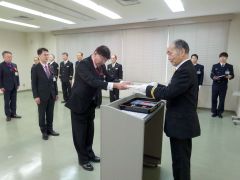 三上副団長から表示証と交付書を受け取る川島局長（市消防課提供）