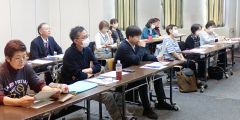 古文書について理解を深める参加者（町提供）