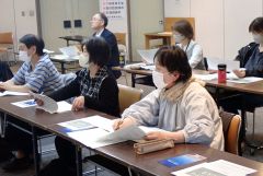 古文書について理解を深める参加者（町提供）