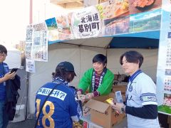 鹿児島のスタジアム前のＰＲブースでは商品を求める人でにぎわった