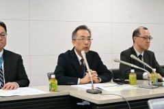 中間決算を説明する友定常務（中央）