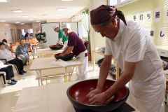 利用者にそばを振る舞った沼田代表（右から２人目）ら愛好会のメンバー