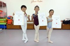 賞状を手にする道下さんと、プレパレーション部門５～８歳男女で２位を獲得した森山千楓さん（左端）、クラシックバレエ部門７～８歳男女で５位を獲得した河瀬翠杏さん