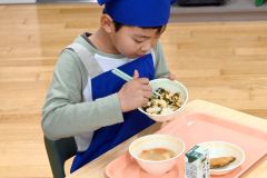 スジメを用いた「すじめし」を頬張る子どもたち