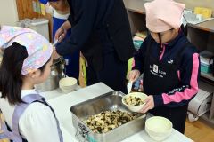 広尾町内の学校給食で提供された「すじめし」