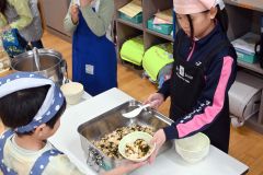 広尾町内の学校給食で提供された「すじめし」