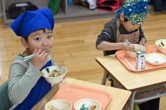 スジメを用いた「すじめし」を頬張る子どもたち