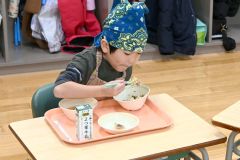 スジメを用いた「すじめし」を頬張る子どもたち