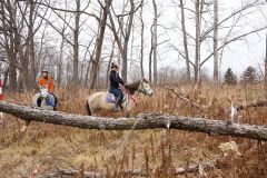 騎乗パトロールで藪の中を見回る帯広畜産大学の学生たち（助川かおる通信員撮影）