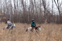 騎乗パトロールで藪の中を見回る帯広畜産大学の学生たち（助川かおる通信員撮影）