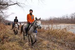 騎馬パトロールで河川敷を見回る帯広畜産大学の学生（助川かおる通信員撮影）