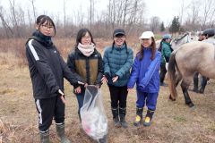 騎馬パトロールで河川敷のごみを回収した帯広畜産大学の学生たち（助川かおる通信員撮影）