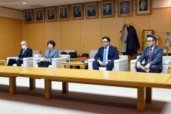 献血の取り組みについて懇談する受賞団体の代表者ら