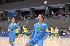 【エスポラーダ北海道―ヴォスクオーレ仙台】2―0とするゴールを決めて喜ぶエスポラーダの室田祐希主将(右手前)。左は宮原勇哉