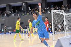 【エスポラーダ北海道―ヴォスクオーレ仙台】4―0とするゴールを決めて喜ぶエスポラーダの水上玄太(手前)