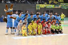 【エスポラーダ北海道―ヴォスクオーレ仙台】試合前にエスコートキッズと記念撮影をするエスポラーダ北海道の選手たち
