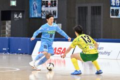 【エスポラーダ北海道―ヴォスクオーレ仙台】ドリブルを仕掛けるエスポラーダの宮原勇哉(左)