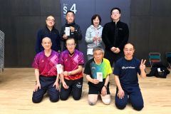 個人戦男子Ｂクラス上位入賞ペア。（前列右から）優勝した出口・仲上組、準優勝の松田・島尻組。（後列右から）３位の池田・谷内組と岡村・谷藤組