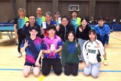 団体戦Ａグループ上位入賞チーム。（前列から）優勝の梅ｓ、準優勝のジョインアライブ、３位の幕別Ｂ