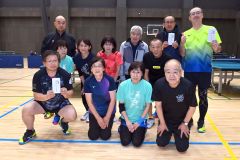 団体戦Ｃグループ上位入賞チーム。（前列から）優勝の幸夢クラブ、準優勝の森と芽室の仲間たち、３位の十勝晴れＢ