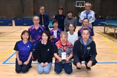 団体戦Ｂグループ上位入賞チーム。（前列から）優勝の九睦球、準優勝の十勝晴れＡ、３位の緑西