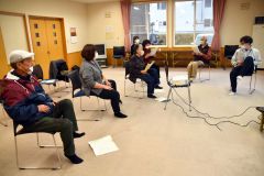 認知症の予防体操を体験する参加者