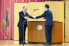 濱坂副知事から表彰状が手渡される大滝氏