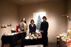 作品を紹介するために集まる(右から)伊藤さん、大岡さん、羽鳥さん