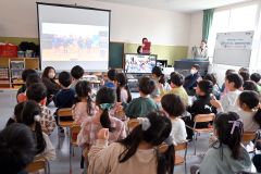 松﨑幼稚園と一緒に手遊びを楽しむ園児たち