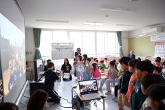 オンライン交流でふるさとや園を紹介する園児たち