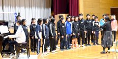 交流会の最後には生徒たちが合唱を披露した