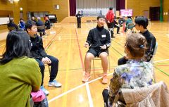 地域の大人と会話や意見交換を楽しむ生徒たち