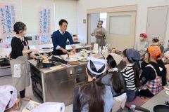 星澤さんから牛乳のレシピを学ぶ参加者の親子