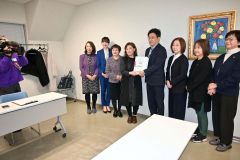 がん患者ウィッグへの助成を求めて署名４２２６筆を帯広市に提出　プレシャス 2