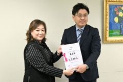 桃井部長に署名を提出する鈴木代表