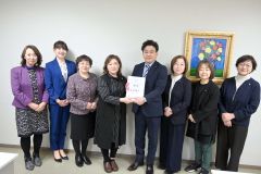 女性市議も党派を超え、署名提出に集まった（左４人目から鈴木代表、桃井部長）
