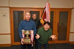 ５０年間で最高の得点を獲得した米村さん（左）。中央奥は最多優勝回数の斎藤秀男さん（６８）、右は最低得点での優勝経験を持つ清野昌高さん（６９）