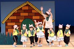 元気いっぱいに「３匹のこぶた」を演じる園児たち（２８日午前１０時ごろ、音更町文化センターで。須貝拓也撮影）