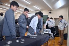 休憩時間にも部品に興味を示す生徒たち