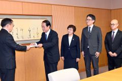 池原副市長（左）に要望書を手渡す公明党市議団（左から２人目が大竹口会長）